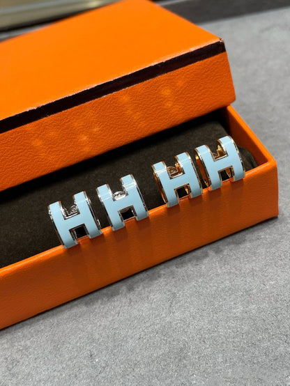 [LUCKY LOVE]POP H SKY BLUE STUD EARRINGS