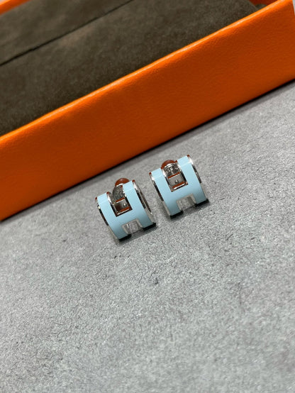 [LUCKY LOVE]POP H SKY BLUE STUD EARRINGS