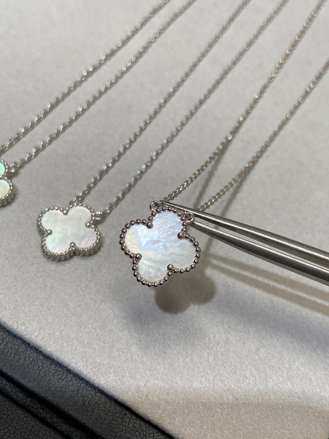 [LUCKY LOVE]CLOVER MEDIUM SILVER WHITE MOP NECKLACE