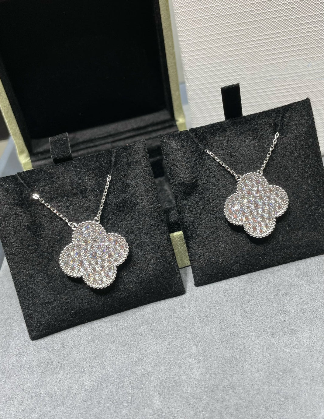 [LUCKY LOVE]CLOVER 25MM LARGE PENDANT DIAMOND PAVED SILVER NECKLACE