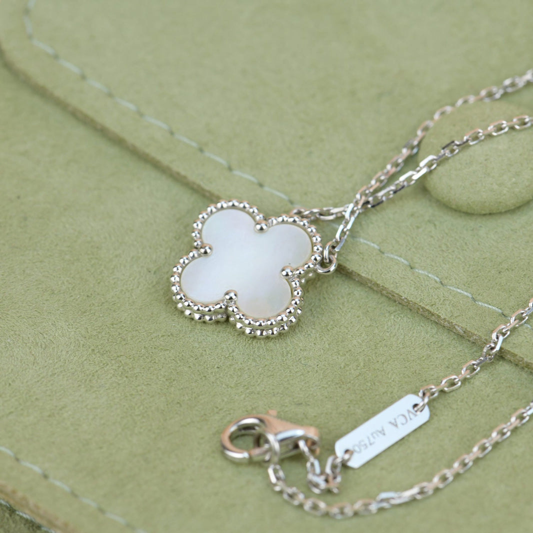 [LUCKY LOVE]CLOVER  15MM WHITE MOTHER-OF-PEARL SILVER