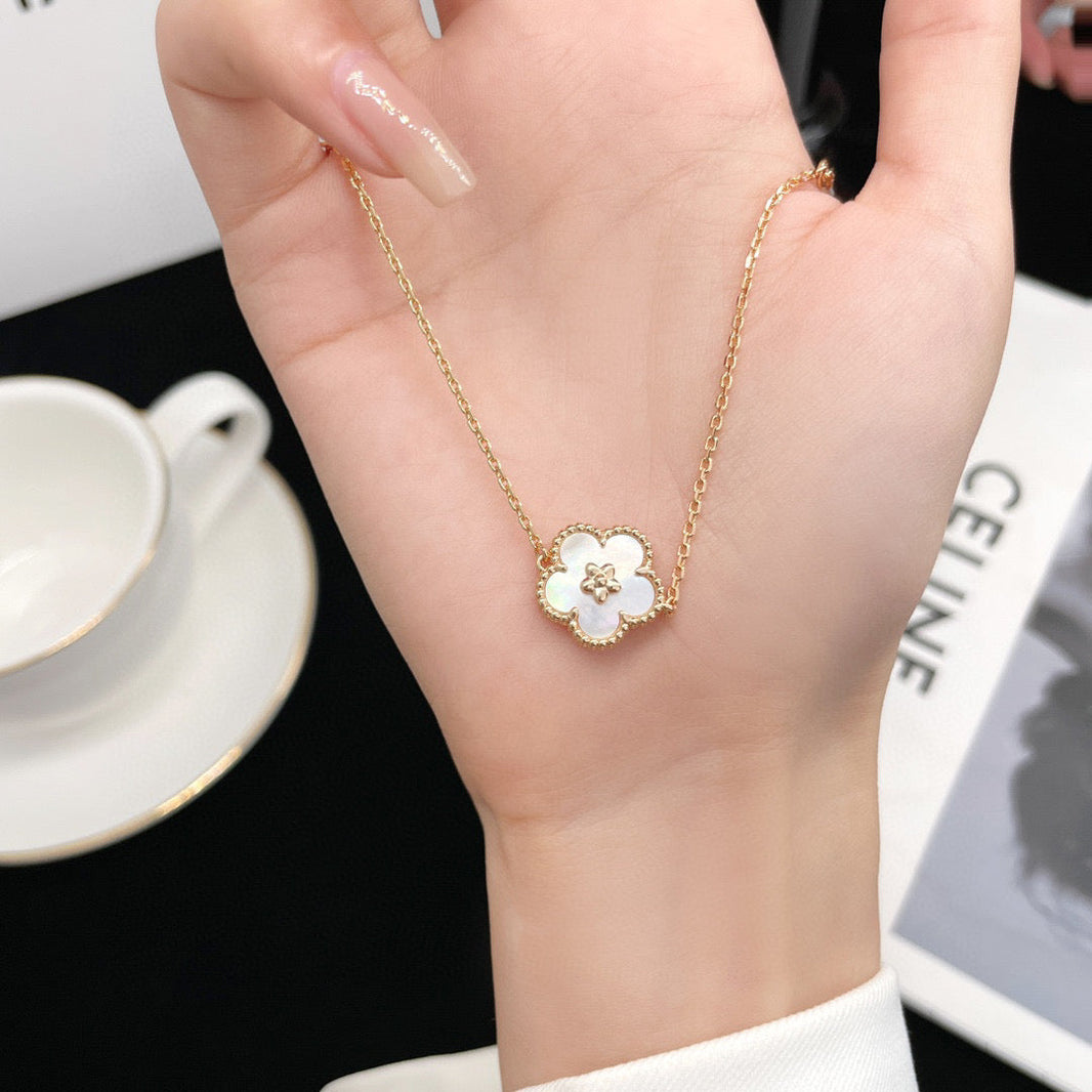 [LUCKY LOVE]LUCKY  WHITE MOP  PLUM BLOSSOM NECKLACE