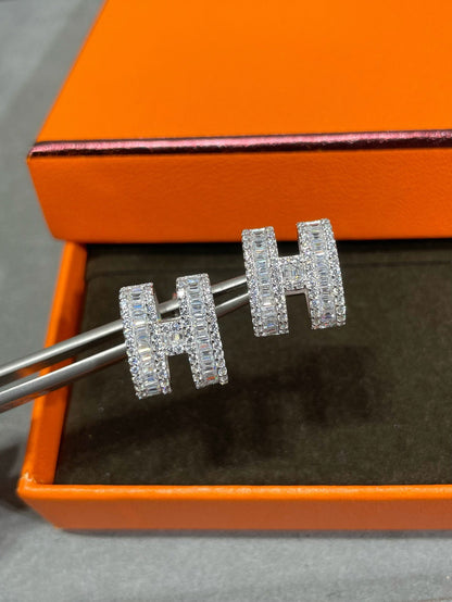 [LUCKY LOVE]H STUD EARRINGS WITH SILVER DIAMONDS