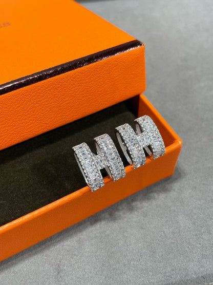 [LUCKY LOVE]H STUD EARRINGS WITH SILVER DIAMONDS
